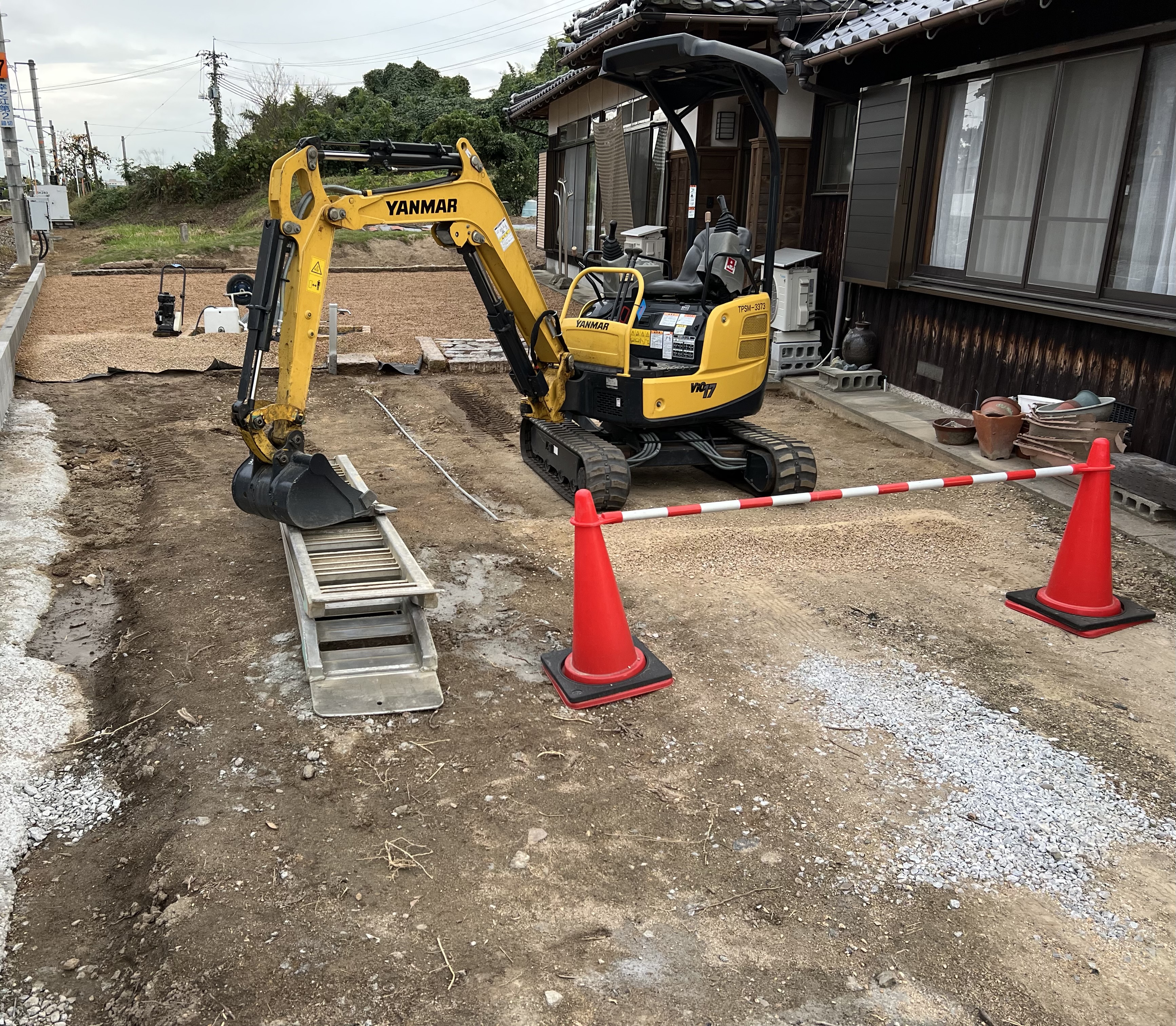 サンシャ砂利敷き均し状況